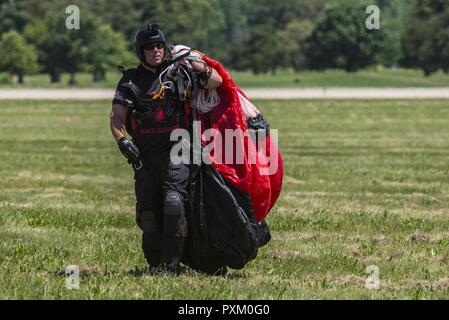 Les membres du Black de poignards, le commandement des opérations spéciales de l'armée américaine de l'équipe de démonstration de parachutisme, effectuer les acrobaties au cours de Scott Air Force Base, 2017 Spectacle aérien et Open House 9 juin, qui célèbre le 100e anniversaire de la base. Les poignards noire utilisez la variante militaire du ram-air parachute, qui est un planeur à aile souple. Ceci permet à un parachutiste en chute libre la possibilité de passer avec plus de 100 livres de matériel supplémentaire. Banque D'Images