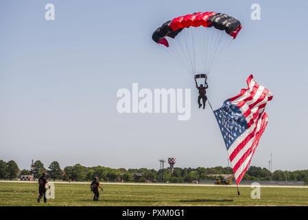 Les membres du Black de poignards, le commandement des opérations spéciales de l'armée américaine de l'équipe de démonstration de parachutisme, effectuer les acrobaties au cours de Scott Air Force Base, 2017 Spectacle aérien et Open House 9 juin, qui célèbre le 100e anniversaire de la base. Les poignards noire utilisez la variante militaire du ram-air parachute, qui est un planeur à aile souple. Ceci permet à un parachutiste en chute libre la possibilité de passer avec plus de 100 livres de matériel supplémentaire. Banque D'Images