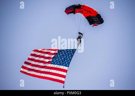 Les membres du Black de poignards, le commandement des opérations spéciales de l'armée américaine de l'équipe de démonstration de parachutisme, effectuer les acrobaties au cours de Scott Air Force Base, 2017 Spectacle aérien et Open House 9 juin, qui célèbre le 100e anniversaire de la base. Les poignards noire utilisez la variante militaire du ram-air parachute, qui est un planeur à aile souple. Ceci permet à un parachutiste en chute libre la possibilité de passer avec plus de 100 livres de matériel supplémentaire. Banque D'Images