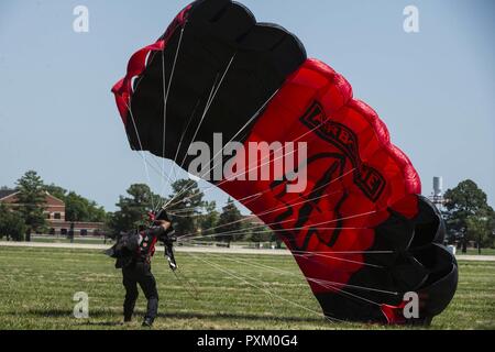 Les membres du Black de poignards, le commandement des opérations spéciales de l'armée américaine de l'équipe de démonstration de parachutisme, effectuer les acrobaties au cours de Scott Air Force Base, 2017 Spectacle aérien et Open House 9 juin, qui célèbre le 100e anniversaire de la base. Les poignards noire utilisez la variante militaire du ram-air parachute, qui est un planeur à aile souple. Ceci permet à un parachutiste en chute libre la possibilité de passer avec plus de 100 livres de matériel supplémentaire. Banque D'Images