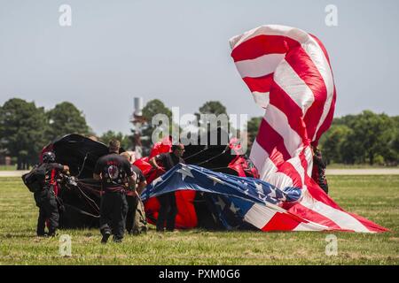 Les membres du Black de poignards, le commandement des opérations spéciales de l'armée américaine de l'équipe de démonstration de parachutisme, effectuer les acrobaties au cours de Scott Air Force Base, 2017 Spectacle aérien et Open House 9 juin, qui célèbre le 100e anniversaire de la base. Les poignards noire utilisez la variante militaire du ram-air parachute, qui est un planeur à aile souple. Ceci permet à un parachutiste en chute libre la possibilité de passer avec plus de 100 livres de matériel supplémentaire. Banque D'Images