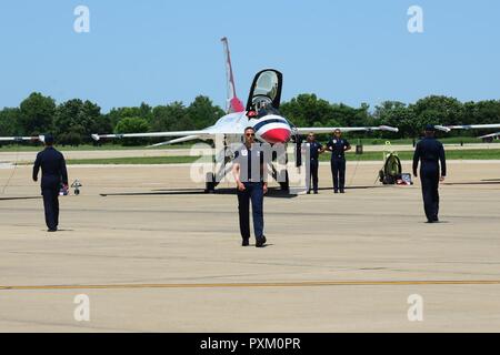 Les membres Thunderbird Réaliser un pré-show de démonstration de masse à Scott Air Force Base, dans l'Illinois, le 9 juin 2017. Les Thunderbirds, officiellement connu sous le nom de US Air Force Escadron de démonstration aérienne, effectue des manoeuvres aériennes de précision de démontrer les capacités des chasseurs F-16 Falcon, le premier ministre de l'Armée de l'air en avion de chasse multi-rôle, Scott Air Force Base, dans l'Illinois, le 9 juin 2017. Huit pilotes de chasse très expérimentés, quatre officiers de soutien, trois civils, et plus de 120 hommes de troupe contribue à faire en sorte que l'équipe de présenter les capacités de cette chasse à des millions de personnes tous les ans Banque D'Images