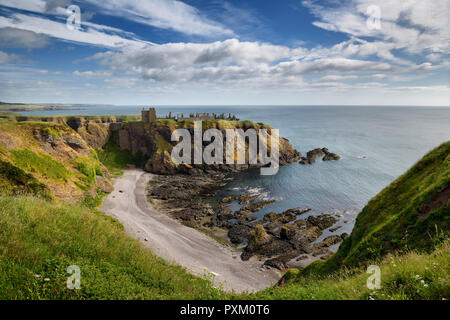 Plage de galets à Old Hall Bay Mer du Nord à partir de la falaise au sud de Donnottar château forteresse médiévale ruines près de Stonehaven Scotland UK Banque D'Images