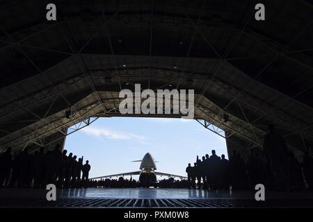 Des réservistes de la 512th Airlift Wing stand en formation 10 juin 2017, au cours de l'escadre, cérémonie de passation de commandement à la base aérienne de Dover, Delaware. Col.Craig C. Peters a pris le commandement de la 512th AW. Banque D'Images