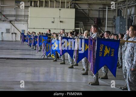 Des réservistes de la 512th Airlift Wing stand en formation 10 juin 2017, au cours de l'escadre, cérémonie de passation de commandement à la base aérienne de Dover, Delaware. Col.Craig C. Peters a pris le commandement de la 512th AW. Banque D'Images