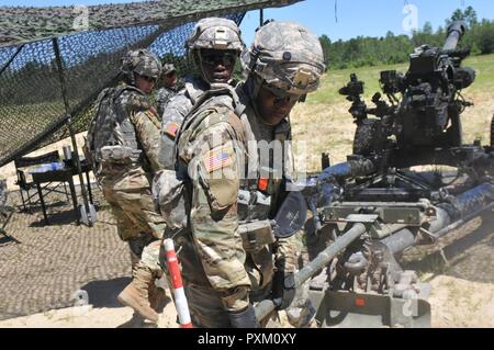 La Garde Nationale de Géorgie avec la Batterie B, 1-118e l'Artillerie de la 48ème Infantry Brigade Combat Team, zéros un M20A1 canon de précision à l'Entraînement au Combat exportables (Capacité) XCTC 17-04 rotation Fort Stewart, GA, le 10 juin. La division facilite et soutient les XCTC valeur afin d'améliorer la formation et fournir des scénarios de combat réalistes et rigoureuses. Banque D'Images