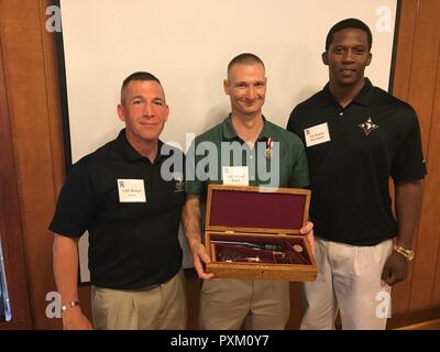 Le Sgt. Michael Smith, centre, un opérateur de systèmes de transmission/maintainer assigné à la 101st Airborne Division (Air Assault), Brigade de soutien 101e Abn. Div., pose pour une photo avec ses dirigeants de l'unité de commande, le Sgt. Le major Michael Perry, gauche, senior advisor enrôlés pour la brigade, et le 1er Sgt. Droit romain, Harrington, la 58e Compagnie de transmissions premier sergent, après avoir remporté le XVIII Airborne Corps Sous-officier supérieur de l'année le 9 juin 2017 à Fort Bragg, Caroline du Nord. Banque D'Images