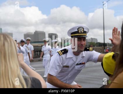 PORTLAND, OREGON (10 juin 2017) Le lieutenant Kristian Carlson, un natif de San Diego affectés à l'USS Bunker Hill (CG 52), des marches dans le défilé du festival à Portland, Ore., pendant la semaine de Portland Rose Festival. Le festival de Portland et la Fleet Week sont une célébration de la mer avec des services marins, marines, et les membres de la Garde côtière des États-Unis et du Canada faisant de la ville un port d'escale. Banque D'Images