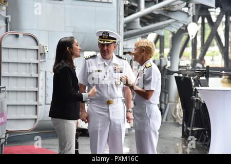 5 Portland, Oregon (9 juin 2017) Vice-amiral. Nora Tyson, commandant du 3e Flotte, accueille le Cmdr. Noah sonneur, de la direction de district de recrutement de la Marine, avant un 3ème Portland réception tenue à bord de la flotte la classe Ticonderoga croiseur lance-missiles USS Bunker Hill (CG 52) durant la Semaine de Portland Rose Festival 2017. Le festival de Portland et la Fleet Week sont une célébration de la mer avec des services marins, marines, et les membres de la Garde côtière des États-Unis et du Canada faisant de la ville un port d'escale. Banque D'Images