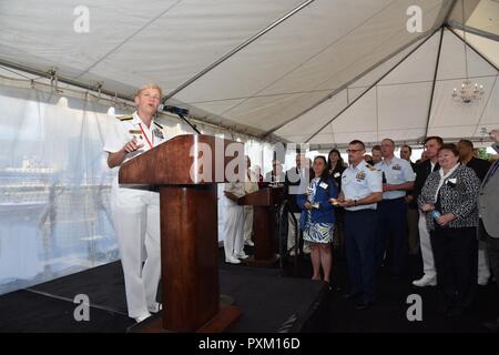 7 Portland, Oregon (9 juin 2017) Vice-amiral. Nora Tyson, commandant du 3e Flotte, donne à l'allocution d'ouverture lors d'une réception tenue à bord de la flotte de 3ème la classe Ticonderoga croiseur lance-missiles USS Bunker Hill (CG 52) durant la Semaine de Portland Rose Festival 2017. Le festival de Portland et la Fleet Week sont une célébration de la mer avec des services marins, marines, et les membres de la Garde côtière des États-Unis et du Canada faisant de la ville un port d'escale. Banque D'Images