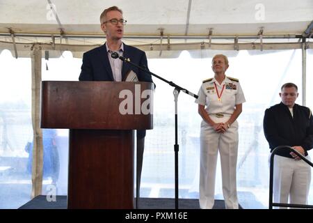 9 Portland, Oregon (9 juin 2017) Maire de Portland Ted Wheeler donne ouverture pour une 3ème flotte réception tenue à bord de la classe Ticonderoga croiseur lance-missiles USS Bunker Hill (CG 52) durant la Semaine de Portland Rose Festival 2017. Le festival de Portland et la Fleet Week sont une célébration de la mer avec des services marins, marines, et les membres de la Garde côtière des États-Unis et du Canada faisant de la ville un port d'escale. Banque D'Images