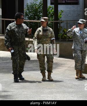 De gauche à droite : le colonel de l'armée péruvienne Eric Antonio Pasquel Alfaro, officier des opérations en service actif, partage un moment de détente avec le colonel de l'armée américaine Irene M. Zoppi et colonel de l'ARMÉE AMÉRICAINE Cynthia Zapotoczny, tous deux du bureau du commandant adjoint de la main-d'affaires et de la Réserve, U.S. Southern Command, à Harrison's Cave, paroisse de Saint Thomas, la Barbade, le 9 juin 2017. Le personnel militaire et les civils de 20 pays participent à l'exercice Tradewinds' 2017à la Barbade et Trinité-et-Tobago, du 6 au 17 juin 2017. Banque D'Images