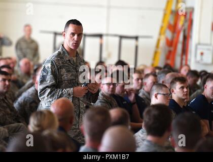 Le sergent-chef en chef. Russell Louk, 15e Escadre, Hickam Air Force Base, Texas, parle aux membres de la 132e Escadre d'Iowa Air National Guard le 10 juin 2017, à la base aérienne de Des Moines. Louk a parlé à l'aile sur la résilience dans le cadre de l'ailier 24. Banque D'Images