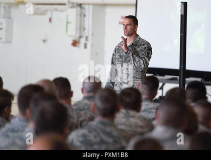 Le sergent-chef en chef. Russell Louk, 15e Escadre, Hickam Air Force Base, Texas, parle aux membres de la 132e Escadre d'Iowa Air National Guard le 10 juin 2017, à la base aérienne de Des Moines. Louk a partagé son histoire personnelle de la résilience, ainsi que des conseils sur la façon de l'améliorer. Banque D'Images