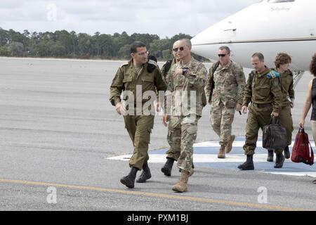 Le général Leopoldo Quintas, commandant de la 3ème Division d'infanterie, accueille le général Jacob Barak, Force de défense israélienne, au cours d'une visite à Fort Stewart et Hunter Army Airfield le 11 juin 2017. Banque D'Images
