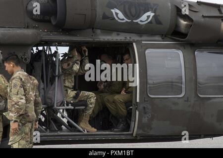 À partir de l'équipage une société 'Storm', 2e Bataillon, 3e Régiment d'Aviation pour le décollage d'aéronefs de leur préparation à Hunter Army Airfield, 11 juin 2017. Leur mission était de transporter le général Leopoldo Quintas, commandant de la 3ème Division d'infanterie, et le général Jacob Barak, Force de défense israélienne, au cours d'une visite à Hunter Army Airfield et à Fort Stewart, en Georgie. Banque D'Images