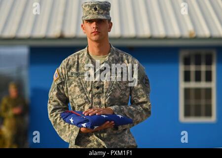 La Garde nationale de Floride SPC. Shane, Spengler se prépare à lever le drapeau des États-Unis aux côtés de 19 nations partenaires drapeaux' au début du jour au cours de l'exercice Tradewinds 2017 à base de Paragon à Christ Church, Barbade, 10 juin 2017. Le personnel militaire et les civils de 20 pays participent à l'exercice de cette année à la Barbade et Trinité-et-Tobago, qui se déroule du 6 au 17 juin 2017. Banque D'Images