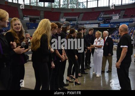 4 Portland, Oregon (10 juin 2017) Vice-amiral. Nora Tyson, commandant du 3e Flotte, High School de Portland accueille choristes au Veterans Memorial Coliseum, avant le grand défilé Floral Rose Festival de Portland lors de la Fleet Week 2017. Le festival de Portland et la Fleet Week sont une célébration de la mer avec des services marins, marines, et les membres de la Garde côtière des États-Unis et du Canada faisant de la ville un port d'escale. Banque D'Images