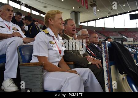 1 Portland, Oregon (10 juin 2017) Vice-amiral. Nora Tyson, commandant du 3e Flotte, observe le grand défilé Floral au Veterans Memorial Coliseum Portland Rose Festival lors de la Fleet Week 2017. Le festival de Portland et la Fleet Week sont une célébration de la mer avec des services marins, marines, et les membres de la Garde côtière des États-Unis et du Canada faisant de la ville un port d'escale. Banque D'Images