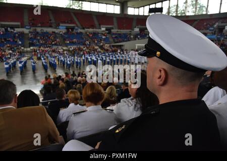 6 Portland, Oregon (10 juin 2017) les membres de regarder le grand défilé Floral de Veterans Memorial Coliseum Portland Rose Festival lors de la Fleet Week 2017. Le festival de Portland et la Fleet Week sont une célébration de la mer avec des services marins, marines, et les membres de la Garde côtière des États-Unis et du Canada faisant de la ville un port d'escale. Banque D'Images