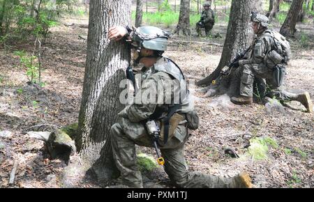 Les soldats du 2e bataillon du 121 Régiment d'infanterie, 48e Infantry Brigade Combat Team tire la sécurité dans l'exercice de peloton au cours d'Assaut Urbain 11 juin 2017 à Fort Stewart, en Géorgie dans le cadre de la capacité de formation de combat exportables (XCTC) rotation. Le XCTC est un exercice de trois semaines à certifier une brigade est prête à le niveau du peloton. Banque D'Images