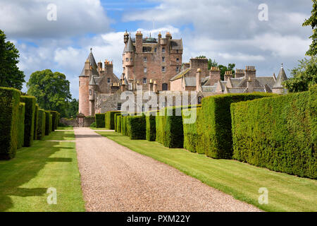 Chemin en pierre rouge avec des haies d'ifs au jardin Italien de Glamis Castle Accueil du comte et de la comtesse de Strathmore et Kinghorne Scotland UK Banque D'Images