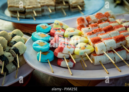 Bonbons pour enfants en vente au marché de nuit dans la région de Kota Bahru, Malaisie Banque D'Images