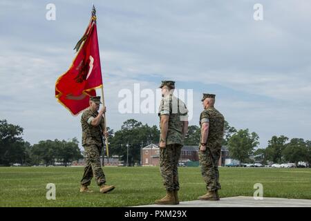 Le sergent du Corps des Marines des États-Unis. Le Major Paul A. Berry, gauche, sergent-major, les installations du Marine Corps est (MCIEAST), du Marine Corps Base Camp Lejeune (MCB CAMLEJ), présente les couleurs de Brig. Le général Thomas D. Weidley, droit, général commandant, MCIEAST CAMLEJ, MCB, au cours de l'MCIEAST CAMLEJ, MCB, cérémonie de passation de commandement, William Hill, Thompson Pendleton Champ Juin 2, 2017. Le changement de commandement a officiellement transféré les pouvoirs et les responsabilités d'MCIEAST de Brig. Le général Thomas D. Weidley au Colonel Michael L. Scalise. Banque D'Images