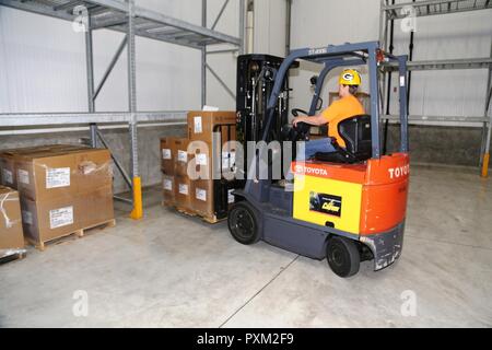 Technicien approvisionnement adjoint Tamra Meyer avec le Centre de préparation logistique Gestion de l'offre de séjour de l'Office (SSMO) utilise un chariot élévateur pour placer un envoi de nourriture en un grand refroidisseur stockage après un accouchement, 1 juin 2017, dans le bâtiment 490 à Fort McCoy, Wisconsin la SSMO, reçoit des ordres, et distribue des rations alimentaires et tous les aliments nécessaires pour chaque exercice à Fort McCoy ainsi que pour les unités de combat des week-end, prolongé, ou de formation annuel. Le personnel de la SSMO ordonne également rations, comme les repas, prêt à manger, grâce à l'Agence de Logistique de la défense et qu'ils ont terminé la série pour l'alimentation de la salle fa Banque D'Images