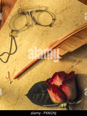 Bref auf Pergament, Papier Schreibfeder, brille und Rose Banque D'Images