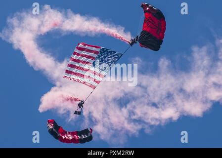 Les membres du Black de poignards, le commandement des opérations spéciales de l'armée américaine de l'équipe de démonstration de parachutisme, effectuer les acrobaties au cours de Scott Air Force Base, 2017 Spectacle aérien et Open House le 10 juin, qui célèbre le 100e anniversaire de la base. Les dagues noirs sont capables d'effectuer les deux, à haute altitude et à basse altitude d'ouverture et de grande ouverture des sauts, mais le principe est la technique qu'ils démontrent, HALO qui leur permet d'obtenir eux-mêmes et leur équipement derrière les lignes ennemies sans être détecté. Après la sortie d'un avion à haute altitude, parfois jusqu'à 25 000 pieds, e Banque D'Images