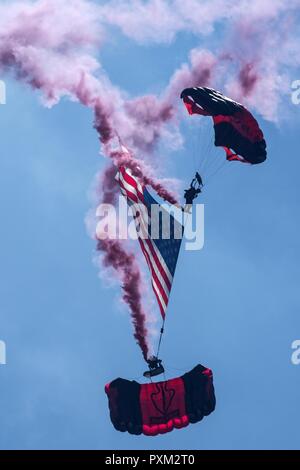 Les membres du Black de poignards, le commandement des opérations spéciales de l'armée américaine de l'équipe de démonstration de parachutisme, effectuer les acrobaties au cours de Scott Air Force Base, 2017 Spectacle aérien et Open House le 11 juin, qui célèbre le 100e anniversaire de la base. Les dagues noirs sont capables d'effectuer les deux, à haute altitude et à basse altitude d'ouverture et de grande ouverture des sauts, mais le principe est la technique qu'ils démontrent, HALO qui leur permet d'obtenir eux-mêmes et leur équipement derrière les lignes ennemies sans être détecté. Après la sortie d'un avion à haute altitude, parfois jusqu'à 25 000 pieds, e Banque D'Images