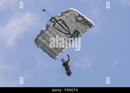 Les membres du Black de poignards, le commandement des opérations spéciales de l'armée américaine de l'équipe de démonstration de parachutisme, effectuer les acrobaties au cours de Scott Air Force Base, 2017 Spectacle aérien et Open House le 11 juin, qui célèbre le 100e anniversaire de la base. Poignards noire sont soldats professionnels qui s'insérer derrière les lignes ennemies pour perturber le mouvement de troupes ennemies et de fournitures pour les lignes de front. Ils utilisent fréquemment les parachutes d'infiltrer sans être détecté. Banque D'Images