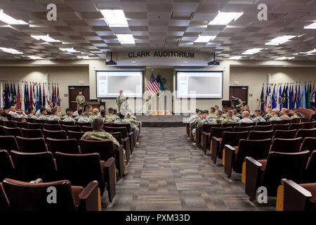 Le Sgt. 1re classe Joshua Moeller, vainqueur du 2016 Département de l'armée la réserve de l'armée américaine et la concurrence tout en meilleur guerrier affectés à D, 2e Bataillon, 413e Régiment d'infanterie, 2e Brigade, 95e Division, 108e commande de formation, travaille présentement au bureau du sergent major de l'Armée, Pentagone, Washington D.C., mémoires Warriors qui participent à l'Armée 2017 Concours meilleur guerrier à Fort Bragg, N.C., 12 juin. Cette année, le meilleur guerrier La concurrence va déterminer le rang haut officier et soldat enrôlé junior qui représentera l'un des États-Unis Banque D'Images