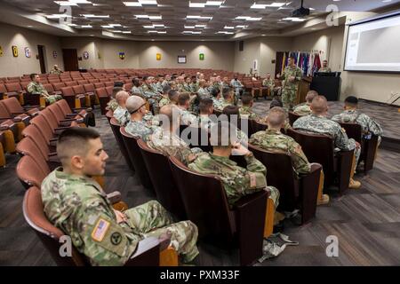 Le Sgt. 1re classe Joshua Moeller, vainqueur de l'US Army 2016 Réserver meilleur guerrier la compétition tout attribué à l'entreprise d'infanterie 2-413ème, 2e Brigade, 95e Division, 108e commande de formation, travaille présentement au bureau du sergent major de l'Armée, Pentagone, Washington D.C., mémoires Warriors qui participent à l'Armée 2017 Concours meilleur guerrier à Fort Bragg, N.C., 12 juin 2017. Cette année, le meilleur guerrier La concurrence va déterminer le rang haut officier et soldat enrôlé junior qui représentera l'Armée dans le département de l'Armée Être Banque D'Images