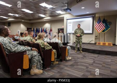 Le Sgt. 1re classe Joshua Moeller, vainqueur de l'US Army 2016 Réserver meilleur guerrier la compétition tout attribué à l'entreprise d'infanterie 2-413ème, 2e Brigade, 95e Division, 108e commande de formation, travaille présentement au bureau du sergent major de l'Armée, Pentagone, Washington D.C., mémoires Warriors qui participent à l'Armée 2017 Concours meilleur guerrier à Fort Bragg, N.C., 12 juin 2017. Cette année, le meilleur guerrier La concurrence va déterminer le rang haut officier et soldat enrôlé junior qui représentera l'Armée dans le département de l'Armée Être Banque D'Images