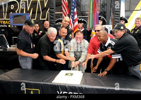 Le général Troy D. Kok, général commandant de l'armée américaine de la Réserve 99e Commandement du soutien régional, dont le siège est à Joint Base McGuire-Dix-Lakehusrt, New Jersey, permet de couper le gâteau le 10 juin avec l'aide de Don Schumacher Racing. Le découpage a fait partie de la "Journée de l'armée aux courses" à Old Bridge Township Raceway Park à Englishtown, New Jersey. Tony Schumacher (immédiatement à gauche de Kok) entraîne l'armée américaine top fuel dragster. Banque D'Images