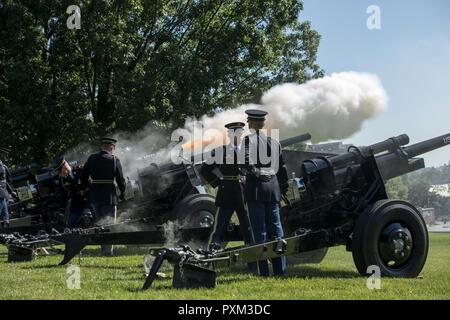 Des soldats américains à l'élection présidentielle américaine, Batterie Salut 3e Régiment d'infanterie (la vieille garde), le feu à l'aide d'une salve de canons antichars de 75 mm, 9 juin 2017, en l'honneur du major-général Yaacov Barak, commandant des Forces de défense israéliennes, les forces au sol, Commande, au cours d'une cérémonie d'honneur complète de l'armée sur le terrain, d'une base commune de Whipple Myer - Henderson Hall, Va. Banque D'Images
