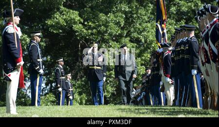 Le général Yaacov Barak, commandant des Forces de défense d'Israël, les forces au sol, Commande, et le Colonel Jason T. Garkey, commandant de régiment d'infanterie américain 3d (la vieille garde), inspecter les troupes, le 9 juin 2017, au cours d'une cérémonie d'honneur complète de l'armée sur le terrain, d'une base commune de Whipple Myer - Henderson Hall, Va. Banque D'Images