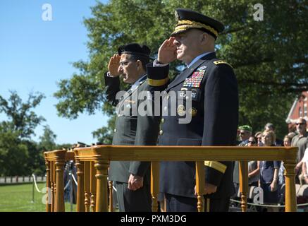 GEN Mark A. Milley, 39e chef d'état-major de l'armée américaine, et le général Yaacov Barak, commandant des Forces de défense d'Israël, les forces au sol, Commande, rendre honneurs au cours de la lecture de l'hymne national des États-Unis et Israël, le 9 juin 2017, au cours d'une cérémonie d'honneur complète de l'armée sur le terrain, d'une base commune de Whipple Myer - Henderson Hall, Va. Banque D'Images