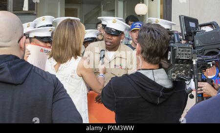 Le sergent d'artillerie. Justin A. Hauser, enrôlé d'orchestre de Marine Corps Band New Orleans, parle avec Hoda Kotb, co-animatrice de NBC's Today Show, au Rockefeller Center à New York, le 12 juin 2017. Hauser a parlé vivre avec Kotb pour promouvoir le centenaire de la Réserve Marine Corps multiples concerts la musique se produira autour de New York. Banque D'Images