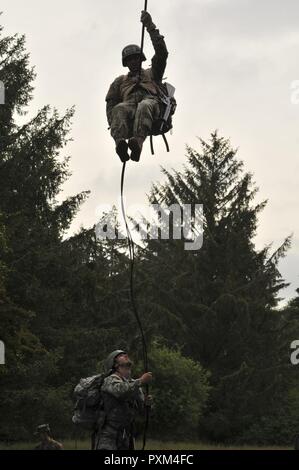 Soldats et aviateurs, le rappel d'une tour de 70 pieds au cours de la cours d'assaut d'air s'est déroulée au Camp Rilea à Pagosa Springs, New York, 7 juin 2017. Rappel Les étudiants avec plein de sacs à dos comme l'un des tests qu'ils doivent remplir pour recevoir le badge d'assaut aérien. Le cours se compose d'entraînement physique, des marches ruck, l'enseignement en classe et des exercices pratiques. Banque D'Images