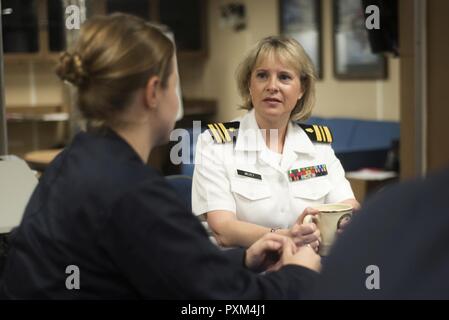 PORTLAND, OREGON (8 juin 2017) Le lieutenant Cmdr. Suzanne McVey, un réserviste de la Marine affectés au soutien opérationnel de la Marine Center Portland, parle à l'Aspirant de Mallory Brinley à bord de la classe Ticonderoga croiseur lance-missiles USS Bunker Hill (CG 52) pendant la semaine du Festival et de la flotte de Portland. Le festival et la Fleet Week Portland sont une célébration de la mer avec des services marins, marines, et les membres de la Garde côtière des États-Unis et du Canada. Banque D'Images