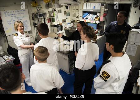 PORTLAND, OREGON (8 juin 2017) Le lieutenant Cmdr. Suzanne McVey, un réserviste de la Marine affectés au Centre de soutien opérationnel de la Marine, Portland se réunit avec les Cadets de la marine à bord de la classe Ticonderoga croiseur lance-missiles USS Bunker Hill (CG 52) pendant la semaine du Festival et de la flotte de Portland. Le festival et la Fleet Week Portland sont une célébration de la mer avec des services marins, marines, et les membres de la Garde côtière des États-Unis et du Canada. Banque D'Images