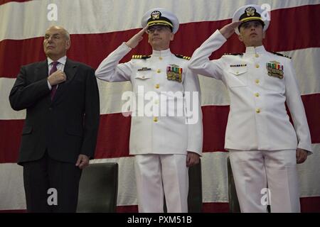 La NORFOLK (9 juin 2017) Le Secrétaire de la Sécurité intérieure des États-Unis John F. Kelly, à gauche, le capitaine William Muhm, et le lieutenant Cmdr. Charles Johnson rendre honneurs au cours de l'hymne national au cours d'une cérémonie de passation de commandement à bord du navire d'assaut amphibie USS Kearsarge (DG 3). Banque D'Images