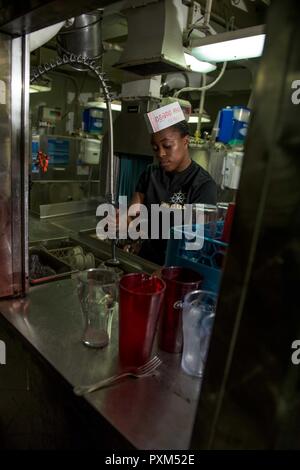 Mer des Philippines (11 juin 2017) Coalition des marins contre les décisions destructrices, bénévole de l'entretien des 2e classe Administrationman Ravenell Jasmine, de Greensboro, Caroline du Nord, nettoie cups dans le cellier au cours de brunch sur la terrasse du mess de la marine à bord des porte-avions déployés, l'USS Ronald Reagan (CVN 76). Ronald Reagan, le groupe aéronaval du porte-étendard de 5, fournit une force prête au combat qui protège et défend les intérêts de maritime collective de ses alliés et partenaires dans la région du Pacifique-Indo-Asia. Banque D'Images