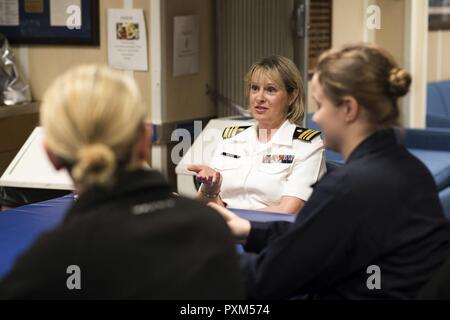 PORTLAND, OREGON (8 juin 2017) Le lieutenant Cmdr. Suzanne McVey, un réserviste de la Marine rattaché à la Marine Centre de soutien opérationnel et l'indigène à Portland Portland, Ore., parle aux aspirants à propos de sa carrière dans la marine à bord de la classe Ticonderoga croiseur lance-missiles USS Bunker Hill (CG 52) lorsqu'elle est réalisée à Portland pour la semaine du Festival. Le festival de Portland et la Fleet Week sont une célébration de la mer avec des services marins, marines, et les membres de la Garde côtière des États-Unis et du Canada faisant de la ville un port d'escale. Banque D'Images