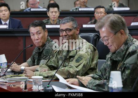 République de Corée, YONGSAN -- commandant du Commandement des forces Le général Vincent Brooks K. et sous-commandant, le général Leem Ho-young assister à une brève avec République de Corée nouvellement élu Président de la Lune, Jae-in au cours de sa première visite officielle à l'armée américaine Yongsan Garrison, République de Corée, le 13 juin 2017. La visite du président souligne l'appui du peuple coréen à notre Alliance et d'amitié entre les deux nations. Banque D'Images