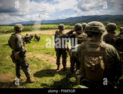 Les Marines américains lancent un mortier de la M224 Système de mortier, 6 juin 2017, à Ban Chem Formation Khrem Khrem Interdiction, Chem, Thaïlande. La Compagnie Kilo marines sont en Thaïlande travailler indirectement avec la Royal Thai Marines à l'appui de la coopération de l'état de préparation et de formation. à flot Les marines sont auprès de la société K, 3e Bataillon, 8e Régiment de Marines, qui est déployée en avant au 4ème Régiment de Marines dans le cadre du Programme de déploiement de l'unité. Banque D'Images