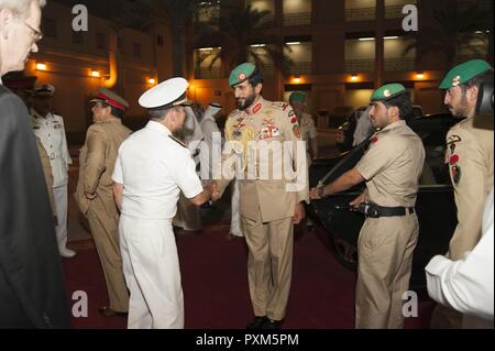 MANAMA, Bahreïn (12 juin 2017) Vice-amiral. Kevin M. Donegan, commandant de la 5e flotte américaine secoue la main avec Son Altesse le brig. Le général cheikh Nasser Bin Hamad Al Khalifa, commandant de la Garde royale du Royaume de Bahreïn à la suite d'une réunion à laquelle il a assisté avec Sa Majesté le Roi Hamad bin Isa Al Khalifa, Roi du Royaume de Bahreïn pour discuter des opérations dans la 5e flotte américaine et les opérations de la coalition à l'encontre d'ISIS. Le roi était accompagné de deux de ses fils, Son Altesse le brig. Le général cheikh Nasser Bin Hamad Al Khalifa, commandant de la Garde royale, et Son Altesse le cheikh Khaled ben Hama Banque D'Images